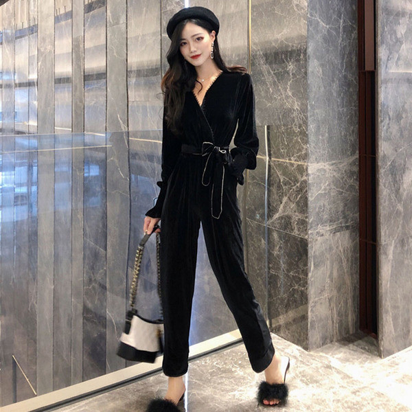 Κομψή γυναικεία φόρμα με κορδέλα σε μαύρο χρώμα