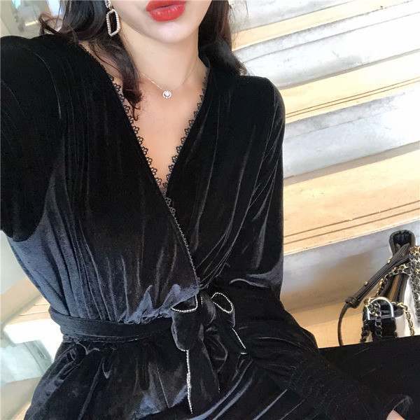 Κομψή γυναικεία φόρμα με κορδέλα σε μαύρο χρώμα