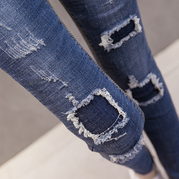 Модерни дамски дънки в два цвята с накъсани мотиви