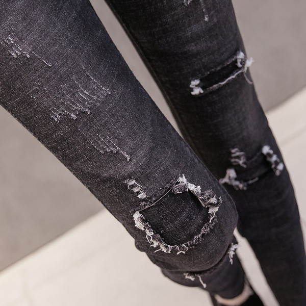 Модерни дамски дънки в два цвята с накъсани мотиви