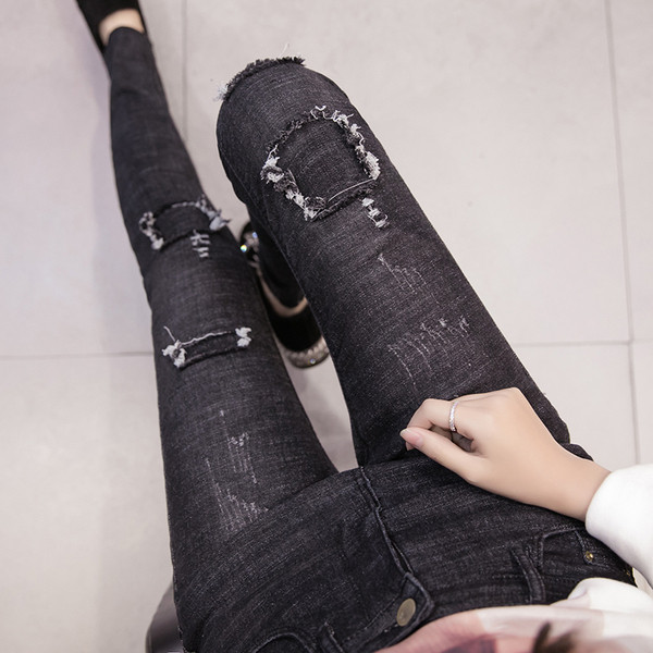 Модерни дамски дънки в два цвята с накъсани мотиви