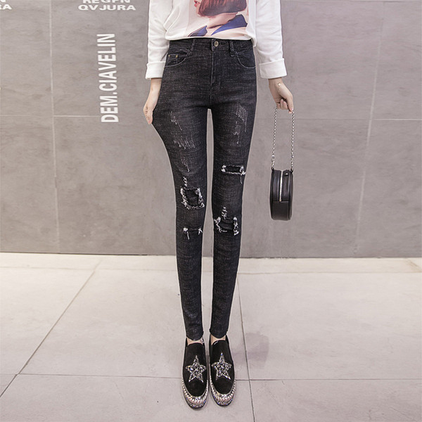 Модерни дамски дънки в два цвята с накъсани мотиви