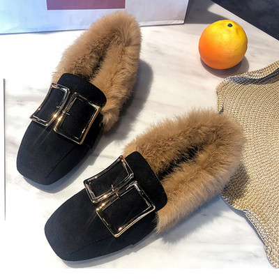 Modern női mokaszinok fém csattal és pehelyszínnel, két színben