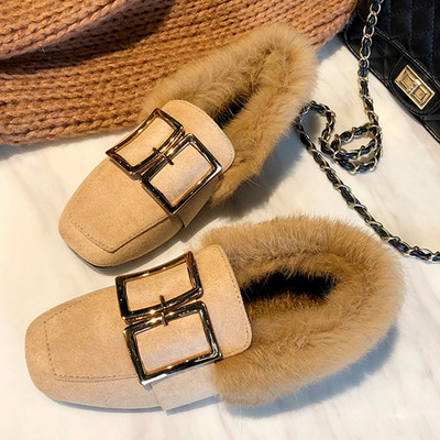 Modern női mokaszinok fém csattal és pehelyszínnel, két színben