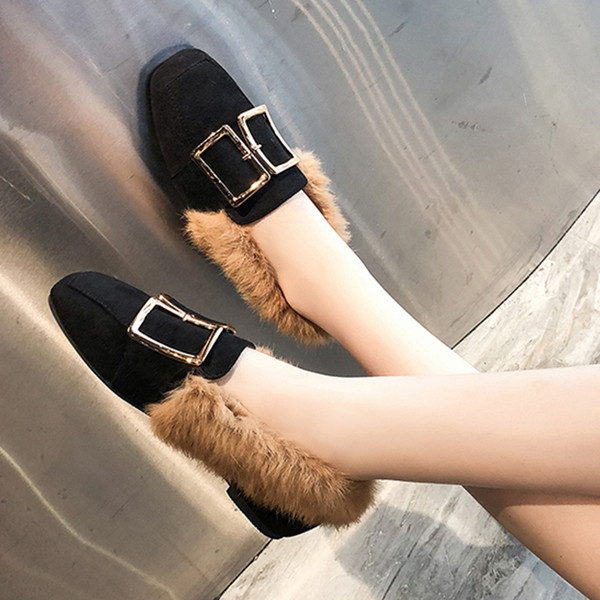 Modern női mokaszinok fém csattal és pehelyszínnel, két színben