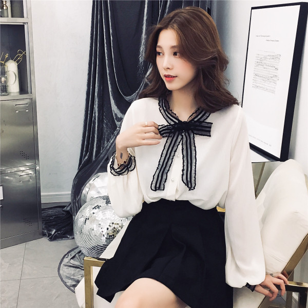 Cămașă modernă de damă cu panglică în alb și negru