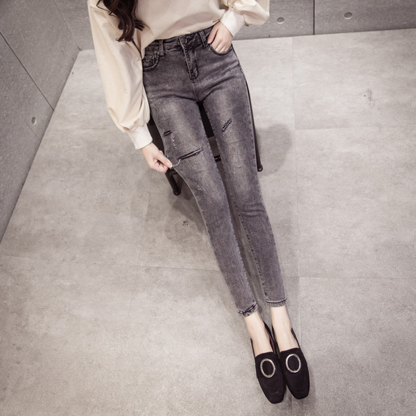 Актуални дамски дънки в сив цвят