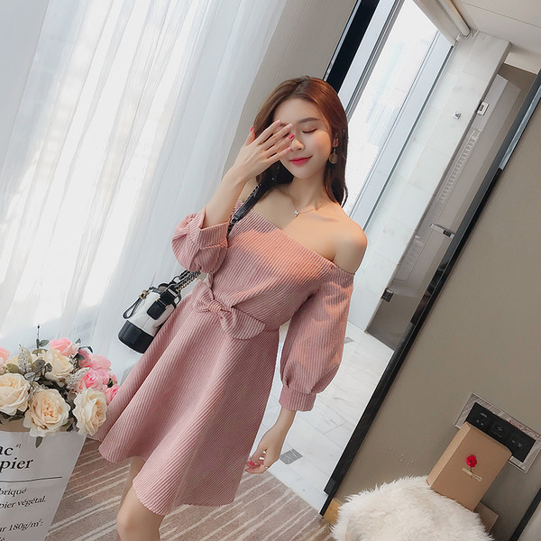 Rochie de damă cu umerii căzuți în culoarea roz