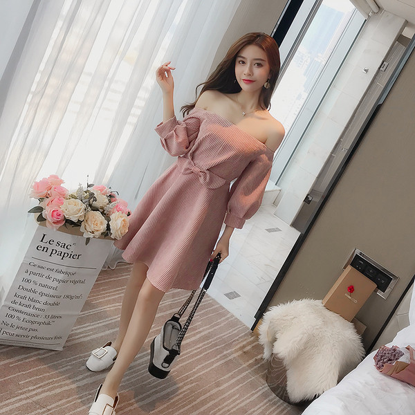 Rochie de damă cu umerii căzuți în culoarea roz