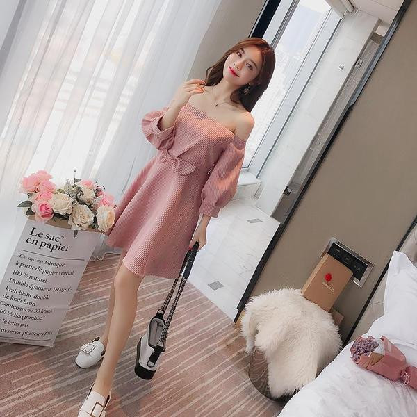 Rochie de damă cu umerii căzuți în culoarea roz