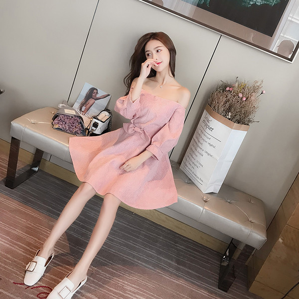 Rochie de damă cu umerii căzuți în culoarea roz