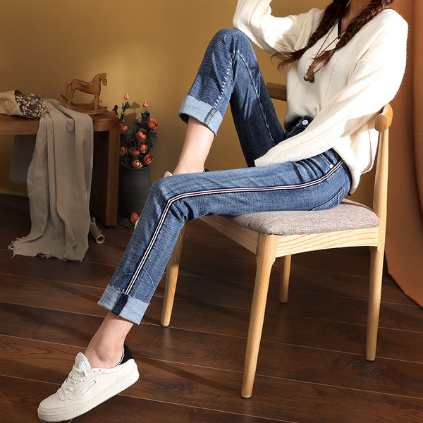 Модерни дамски дънки в два цвята със странични ленти