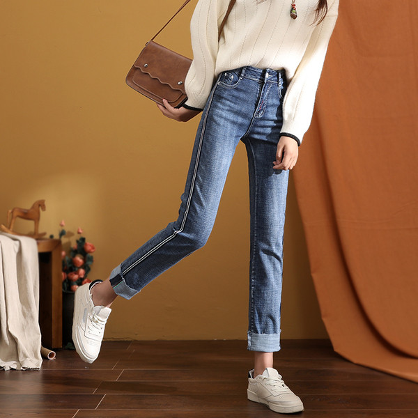 Модерни дамски дънки в два цвята със странични ленти