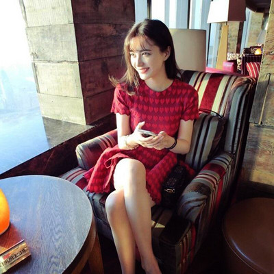 Дамска рокля в червен цвят с бродерия