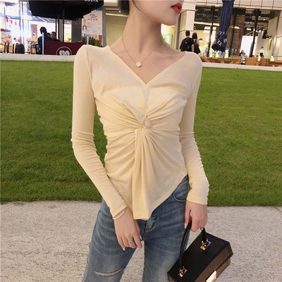 Модерна дамска блуза в светъл цвят с V-образно деколте