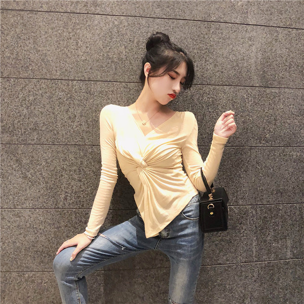 Модерна дамска блуза в светъл цвят с V-образно деколте