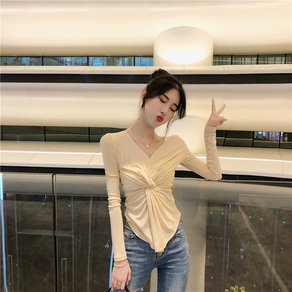 Модерна дамска блуза в светъл цвят с V-образно деколте