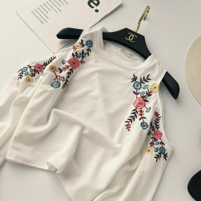 Bluză de damă modernă cu umerii deschiși și broderie în două culori