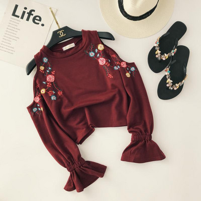 Bluză de damă modernă cu umerii deschiși și broderie în două culori