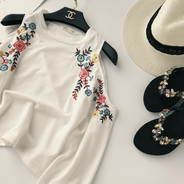 Bluză de damă modernă cu umerii deschiși și broderie în două culori