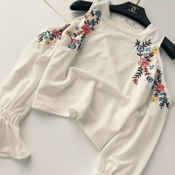 Bluză de damă modernă cu umerii deschiși și broderie în două culori