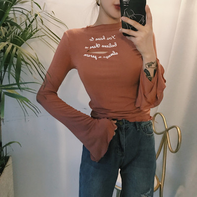 Bluză de damă cu mâneci largi, inscripție și motive rupte în mai multe culori