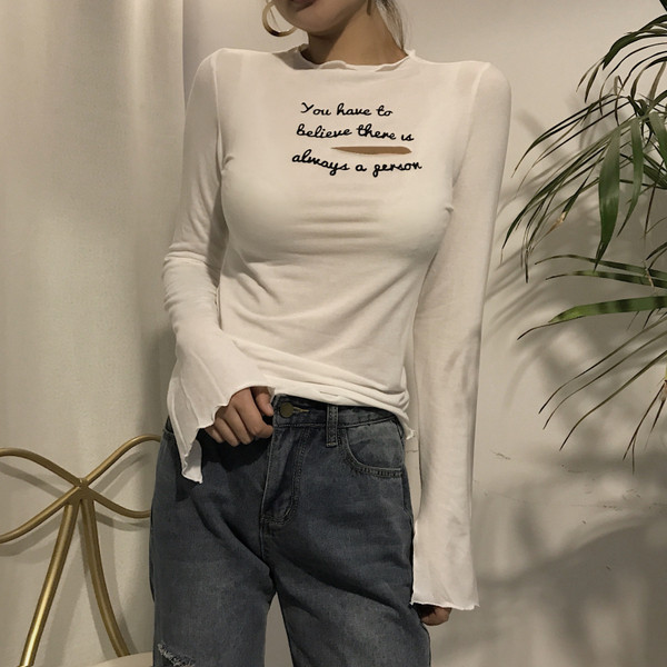 Bluză de damă cu mâneci largi, inscripție și motive rupte în mai multe culori