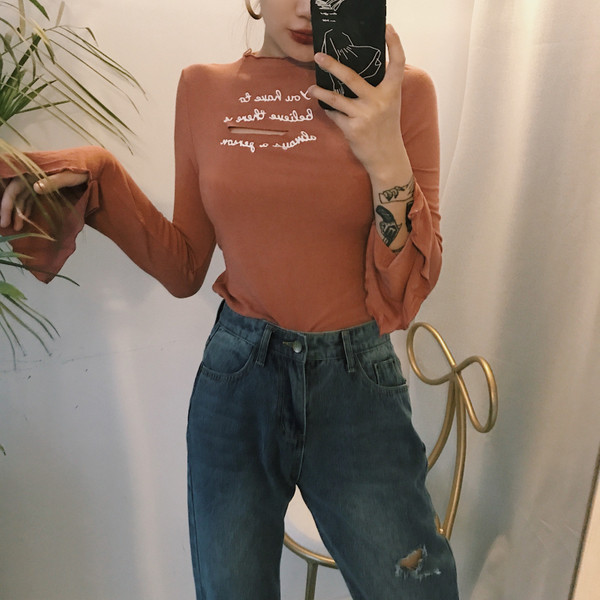 Bluză de damă cu mâneci largi, inscripție și motive rupte în mai multe culori