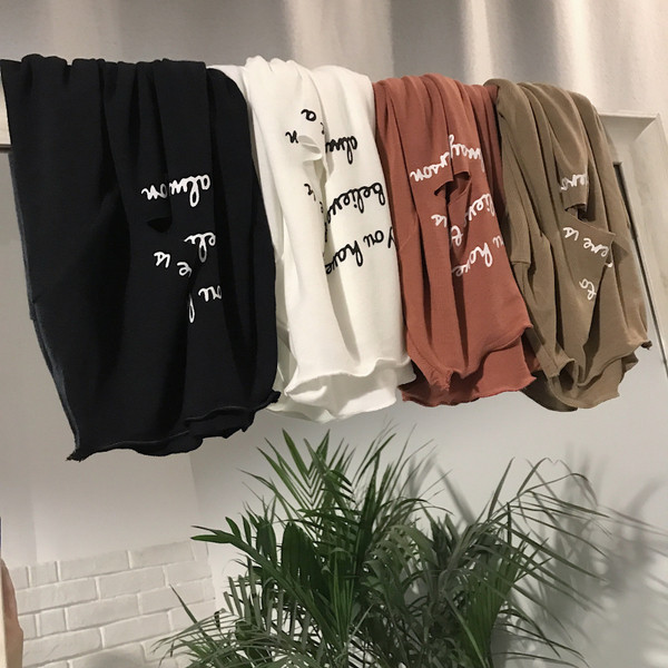 Bluză de damă cu mâneci largi, inscripție și motive rupte în mai multe culori