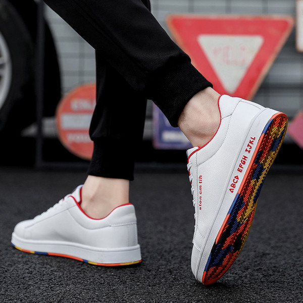 Модерни мъжки кецове с надпис и цветна подметка