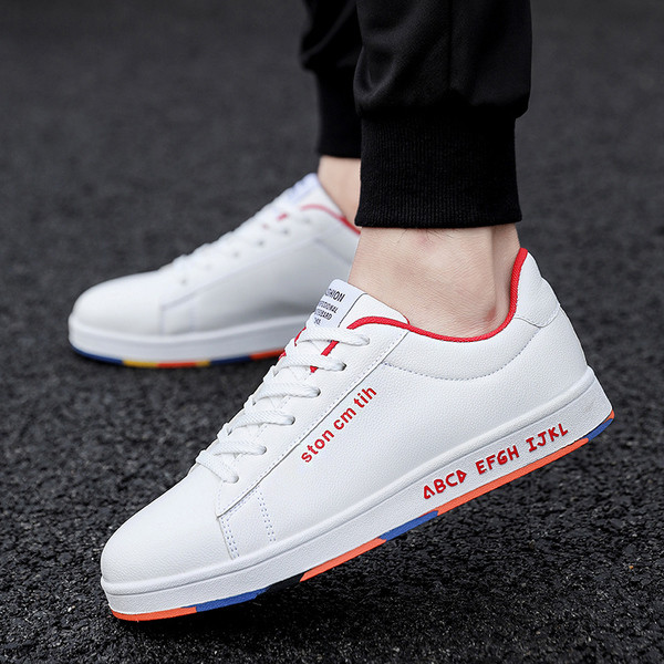 Модерни мъжки кецове с надпис и цветна подметка