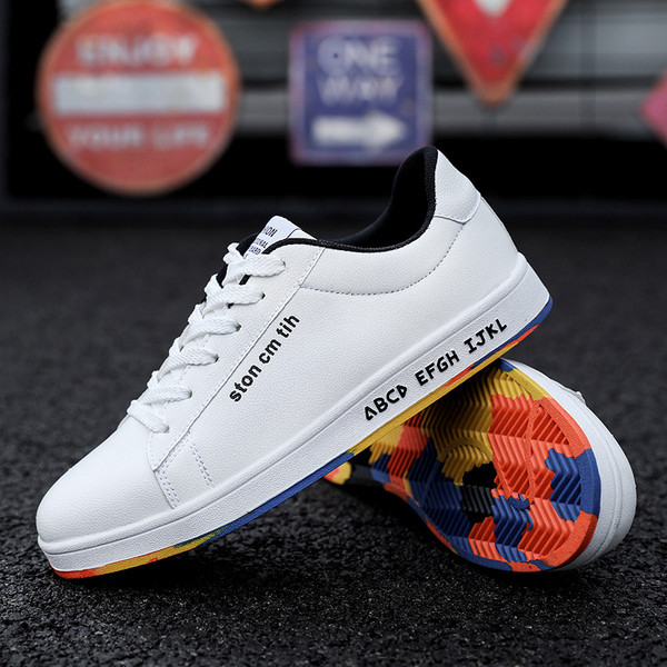 Модерни мъжки кецове с надпис и цветна подметка