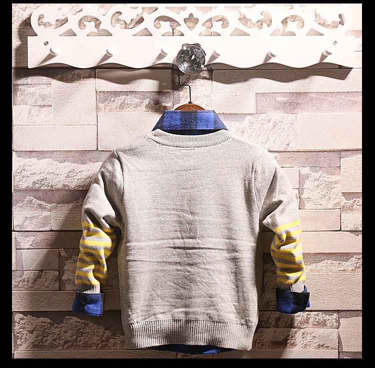 Παιδικό πουλόβερ για αγόρια σε μπλε, κόκκινο και γκρι χρώμα