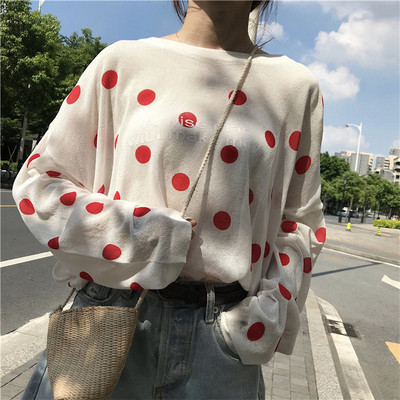 Bluză de damă cu buline cu inscripție în alb și albastru