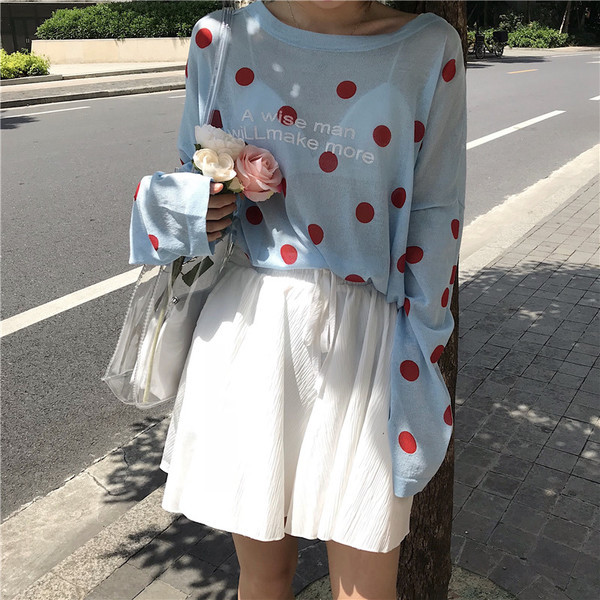 Bluză de damă cu buline cu inscripție în alb și albastru