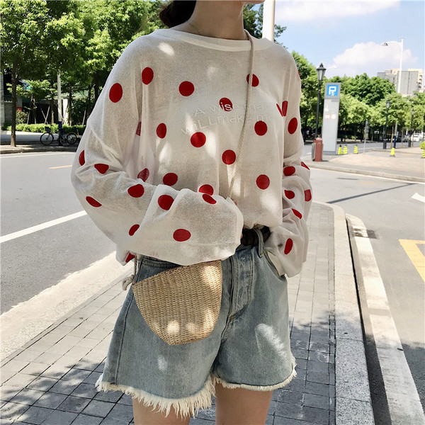 Bluză de damă cu buline cu inscripție în alb și albastru