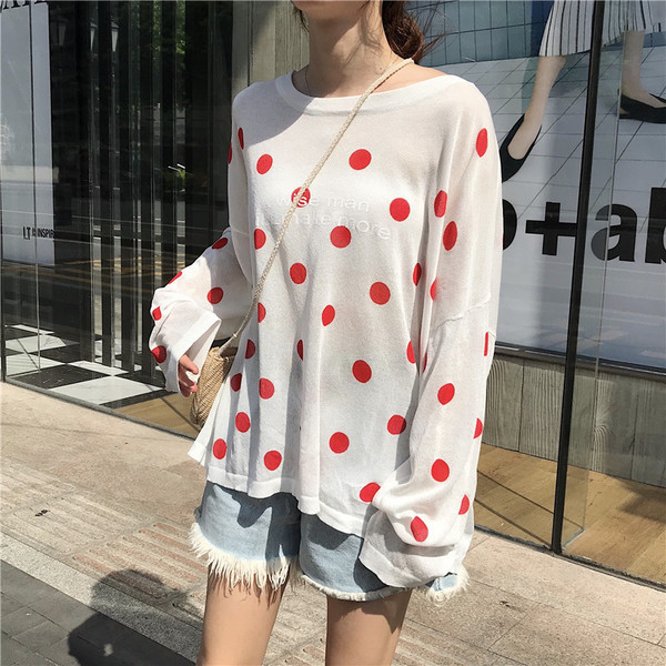 Bluză de damă cu buline cu inscripție în alb și albastru