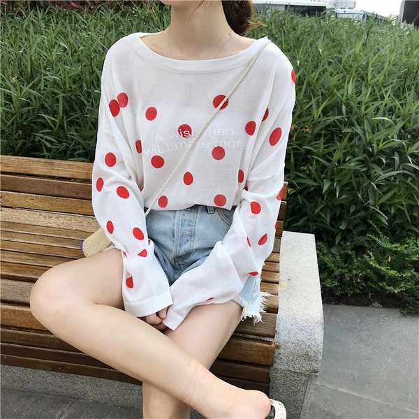 Bluză de damă cu buline cu inscripție în alb și albastru