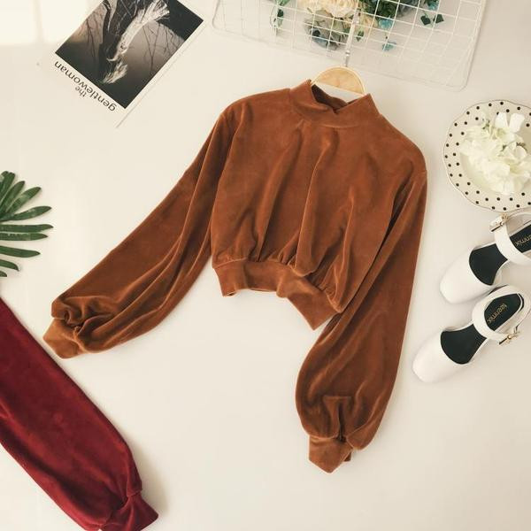 Σύντομη γυναικέια μπλούζα βελούδουμε φαρδιά μανίκια σε τρία χρώματα