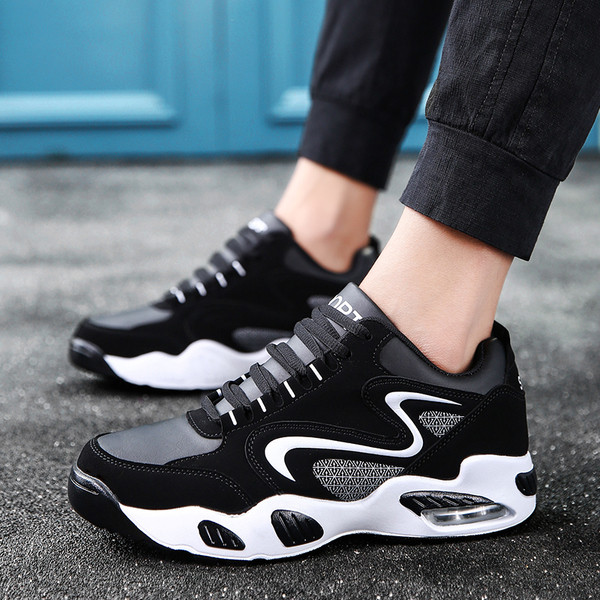 Tenisi moderni pentru bărbați în negru