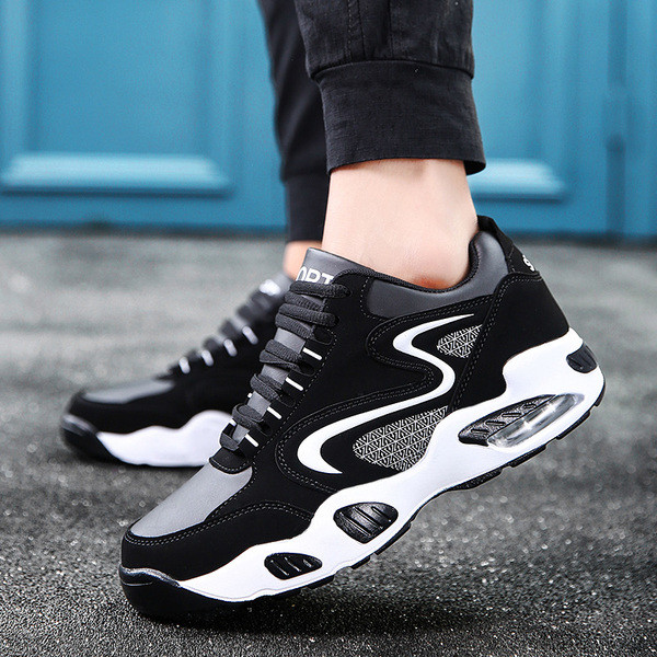 Tenisi moderni pentru bărbați în negru