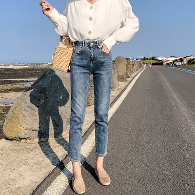 Дамски дънки в светъл цвят - класически модел