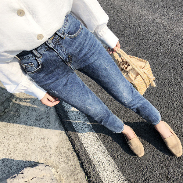 Дамски дънки в светъл цвят - класически модел