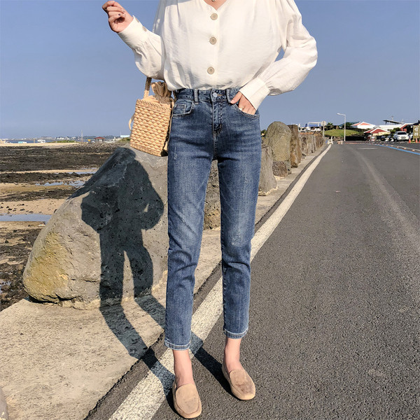 Дамски дънки в светъл цвят - класически модел