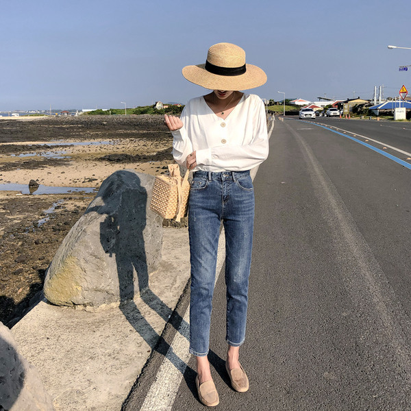 Дамски дънки в светъл цвят - класически модел