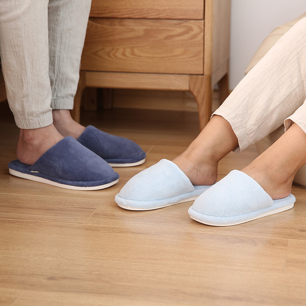 Papuci moi in mai multe culori potriviti pentru barbati si femei