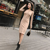 Елегантна дамска рокля с метални копчета