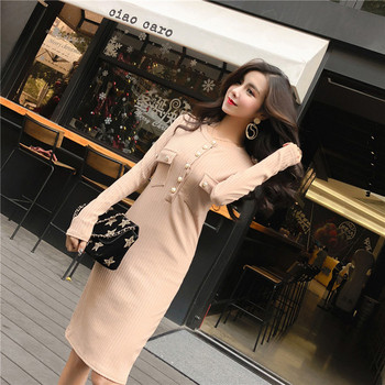 Елегантна дамска рокля с метални копчета