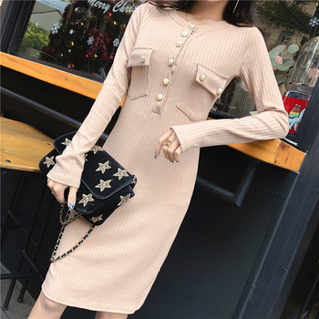 Елегантна дамска рокля с метални копчета