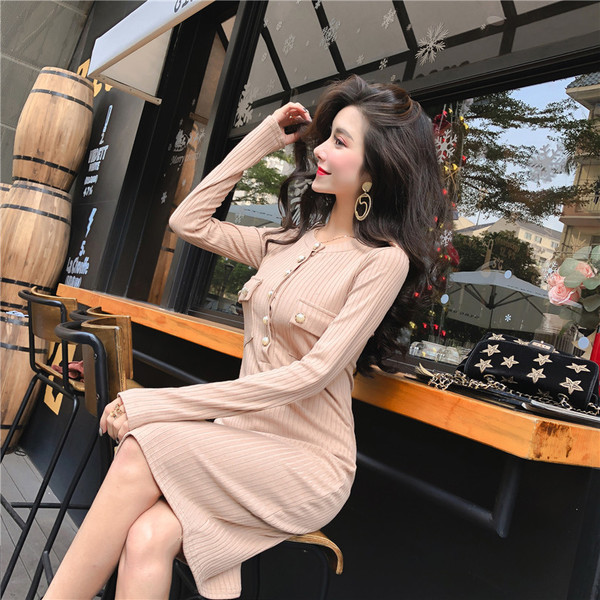 Елегантна дамска рокля с метални копчета